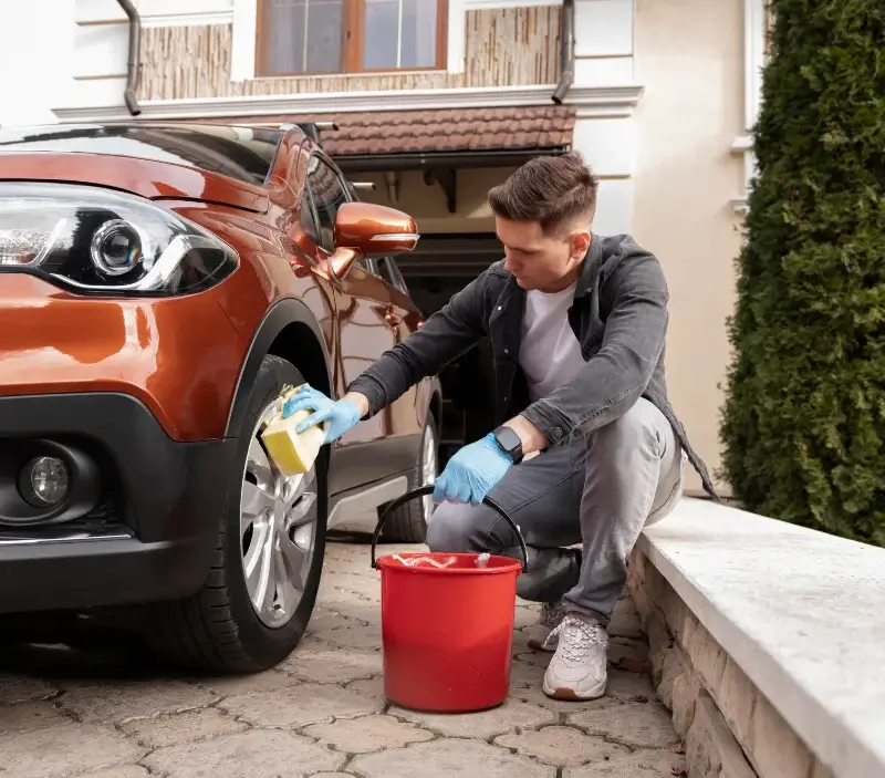 Lavage auto à domicile Labastide-Beauvoir : professionnel intervenant sur un véhicule